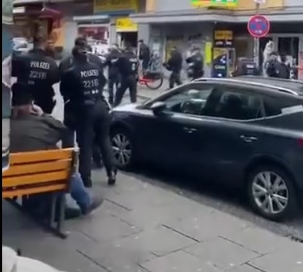 Policja strzela do napastnika
