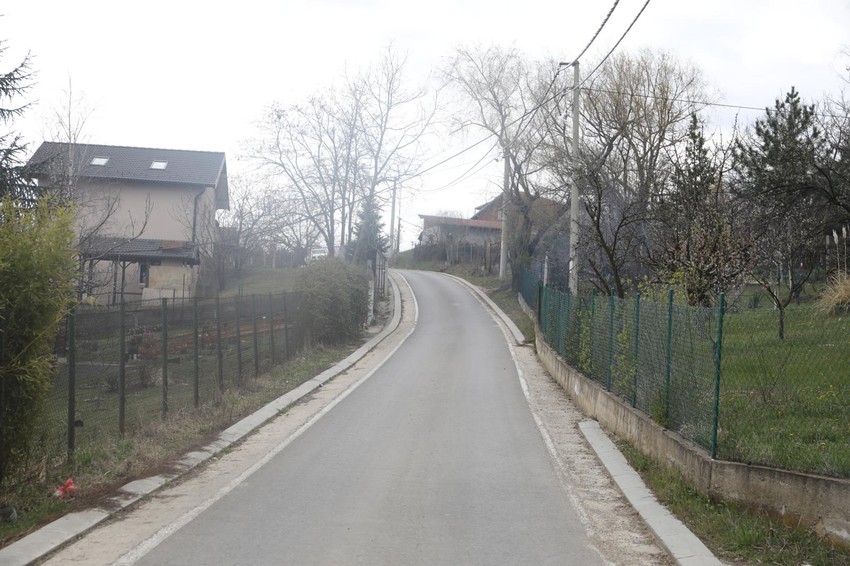 Ulica u "Livadama" za koju pojedini meštani tvrde da ju je asfaltirao Belivuk