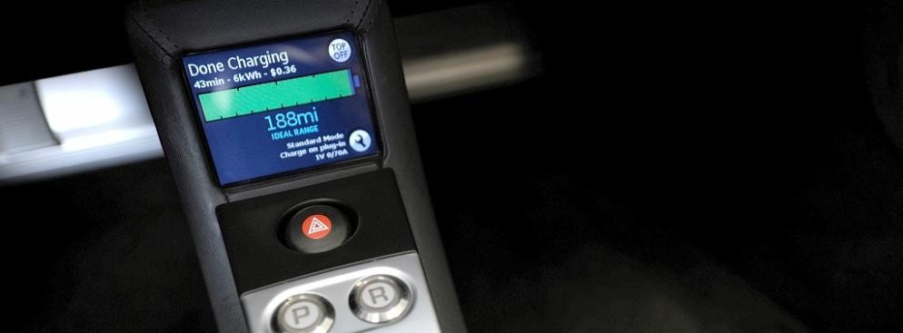 Wskaźnik poziomu naładowania baterii w Modelu X Tesli, który został zaprezentowany w salonie Tesla Motors w San Jose w Kalifornii. Tesla Motors planuje sprzedaż Modelu X, sportowego samochodu zasilanego energią elektryczną, już w 2013 roku.