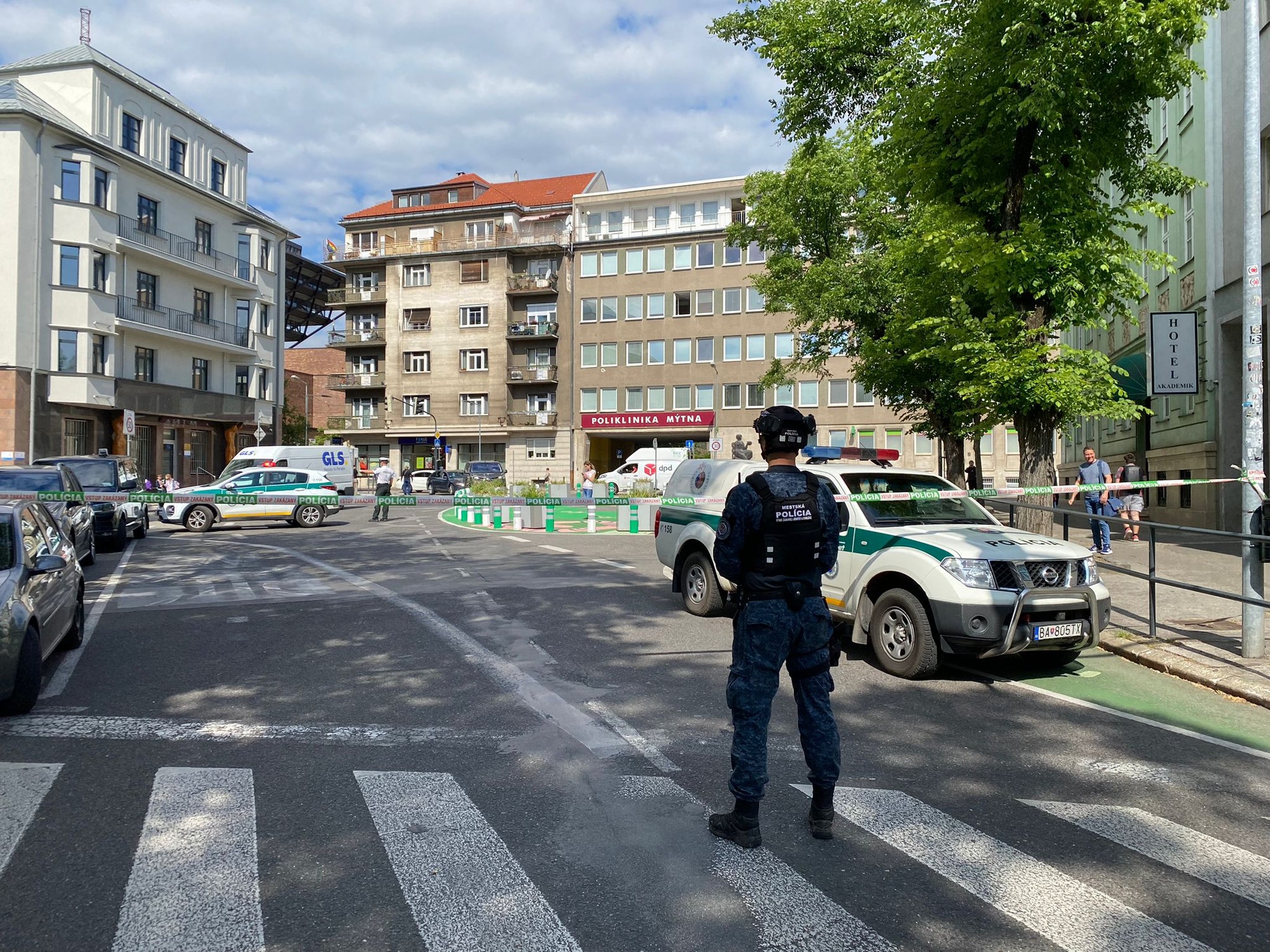 Kvôli nahlásenej hrozbe zasahujú hliadky mestskej a aj štátnej polície.
