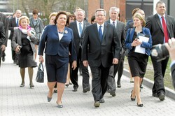 Prezydent przystojny i inteligentny. Nowy SONDAŻ