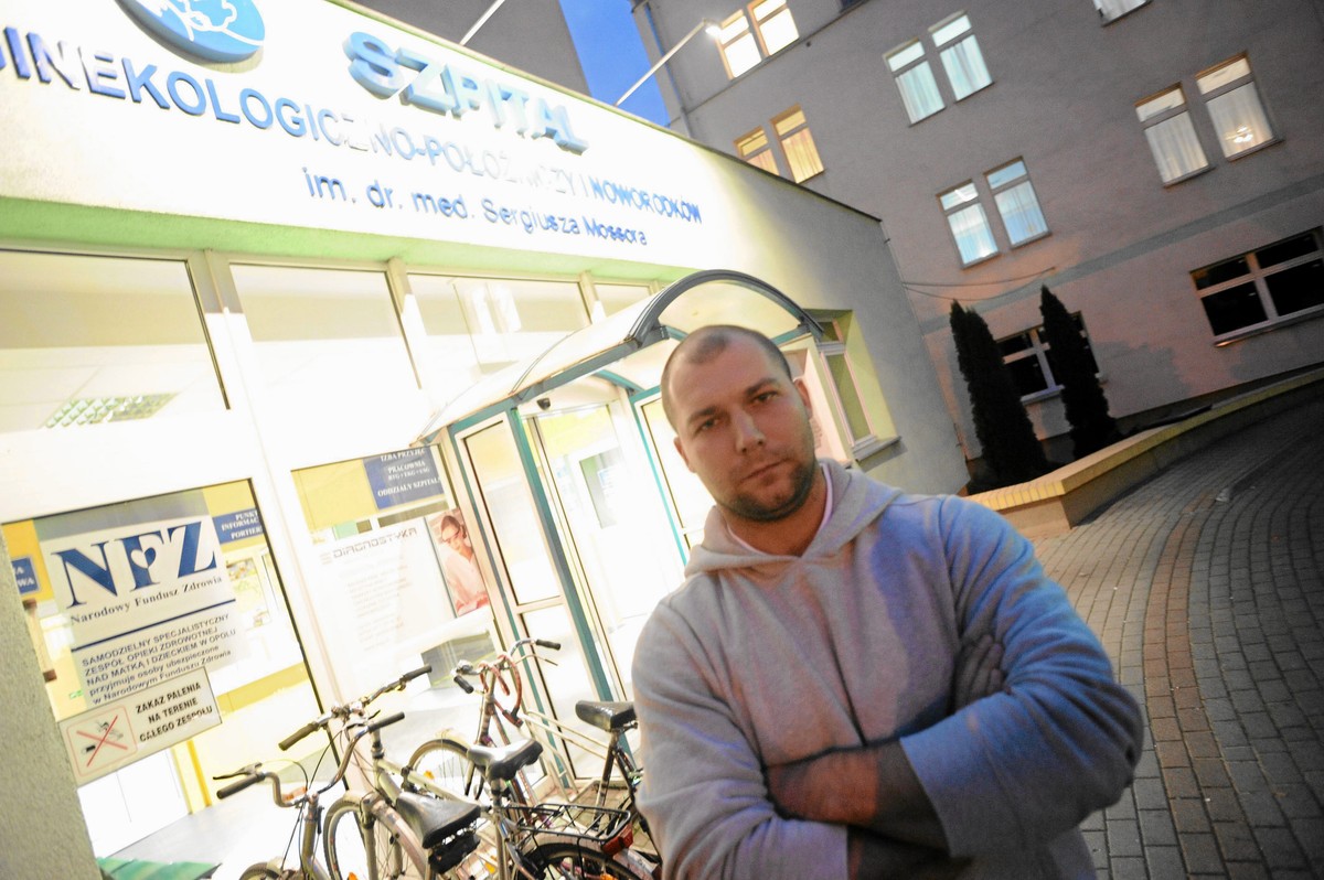 Bartłomiej Bonk przed szpitalem ginekologiczno-położniczym w Opolu