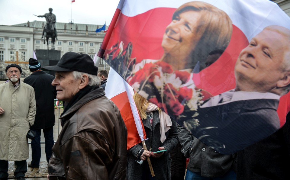 Ludzie przed Pałacem Prezydenckim