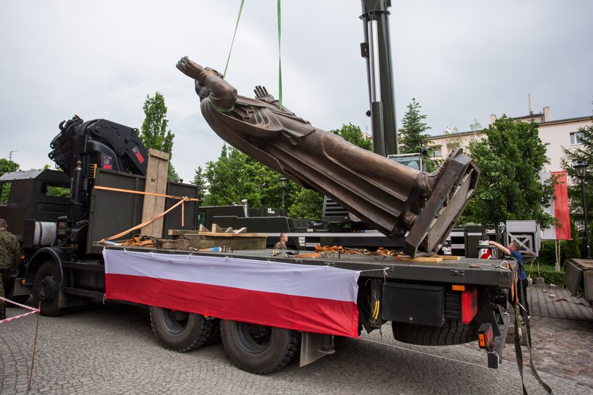 Gigantyczny Jezus eskortowany przez wojsko. Stanął nielegalnie