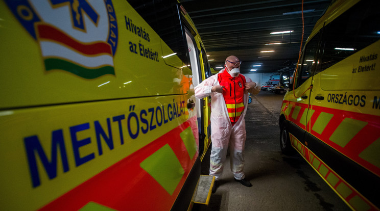 Budapesti mentők öltöznek védőfelszerelésbe - koronavírus-gyanús esetekért így mennek /Illusztráció: MTI/Balogh Zoltán