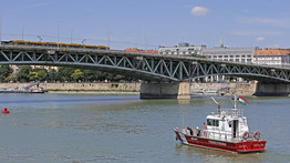 Brutális baleset a Petőfi hídon, sérültek is vannak