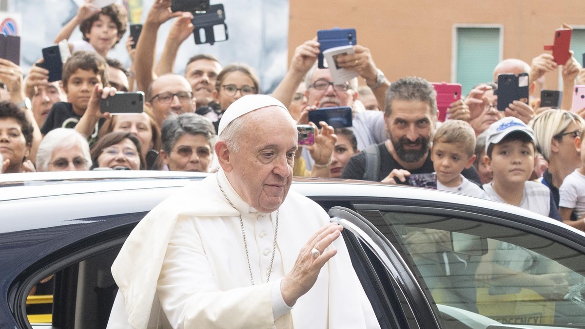 Papież Franciszek złożył niezapowiedzianą wizytę w ośrodku dobroczynnym w mieście Frosinone koło Rzymu. Towarzyszył mu między innymi śpiewak Andrea Bocelli, zaangażowany w działalność charytatywną.