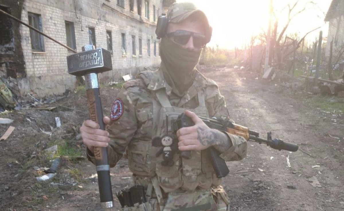 Wagnerowiec prezentujący młot w Bachmucie