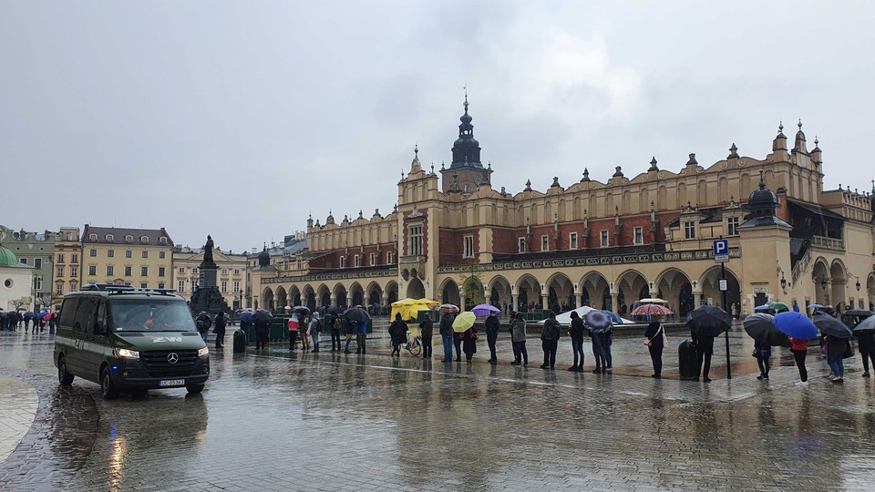 Gigantyczna kolejka do szczepień w Krakowie