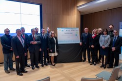 Richter Innovációs Ökoszisztéma aláírók. A fotón látható balról jobbra: Dr. Juhász Gábor ügyvezető igazgató, InnoScience Hungary Kft.; Prof. Dr. Bánhidy Ferenc általános rektorhelyettes, Semmelweis Egyetem; Prof. Dr. Borhy László rektor, Eötvös Loránd Tudományegyetem; Dr. Sótonyi Péter rektor, Állatorvostudományi Egyetem;Prof. Dr. Buday László főigazgató, HUN-REN Természettudományi Kutatóközpont; Orbán Gábor vezérigazgató, Richter Gedeon Nyrt.; Hankó Balázs kultúráért és innovációért felelős miniszter; Prof. Dr. Bácskay Ildikó dékán, Debreceni Egyetem; Prof. Dr Miseta Attila rektor, Pécsi Tudományegyetem;Prof. Dr. Széll Márta stratégiai rektorhelyettes, Szegedi Tudományegyetem; Dr. Nagy Ferenc István főigazgató; HUN-REN Szegedi Biológiai Kutatóközpont; Prof. Dr. Sperlágh Beáta igazgató, HUN-REN Kísérleti Orvostudományi Kutatóintézet;Pércsi Szilárd vezető, Richter Gedeon Nyrt. Innovációs és Pályázati Iroda; Dr. Szombathelyi Zsolt kutatási szaktanácsadó, Richter Gedeon Nyrt.