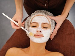 Zabiegi kosmetologiczne nie dla wrażliwej skóry? Obalamy popularny mit i podpowiadamy, które z nich warto wykonać