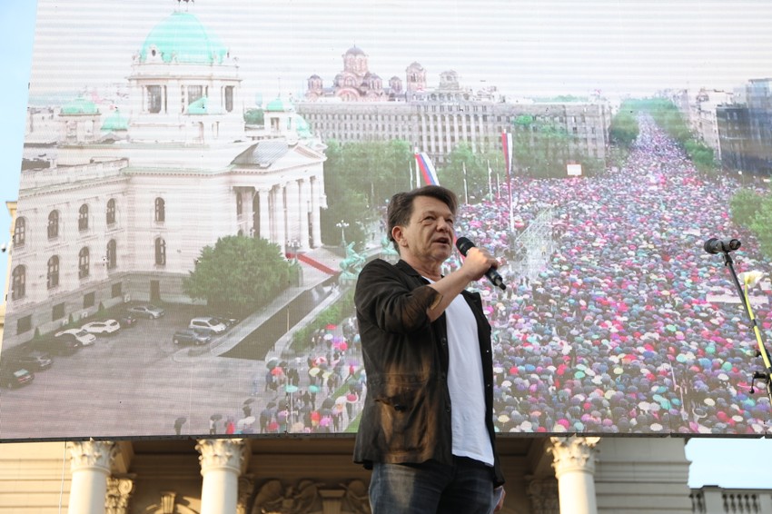Dragan Bjelogrlić na protestu ispred Skupštine 