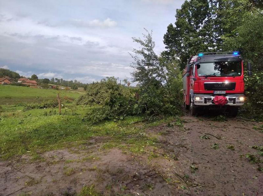 Zniszczone budynki, połamane drzewa i podtopienia. Burze w Polsce