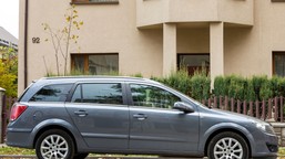 uciążliwy sąsiad parkuje przed moim domem każdego dnia. co zrobić? czy sąsiad ma prawo parkować pod moim oknem? nowe przepisy 2026