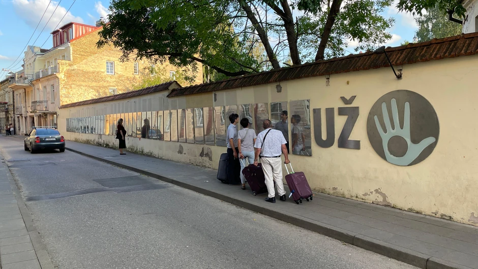 Zid na kome se nalazi ustav republike Užupis na više desetina svetskih jezika | Foto: Nemanja Mitrović