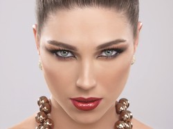 Poczuj się jak gwiazda lat 40. Modny makijaż na jesień