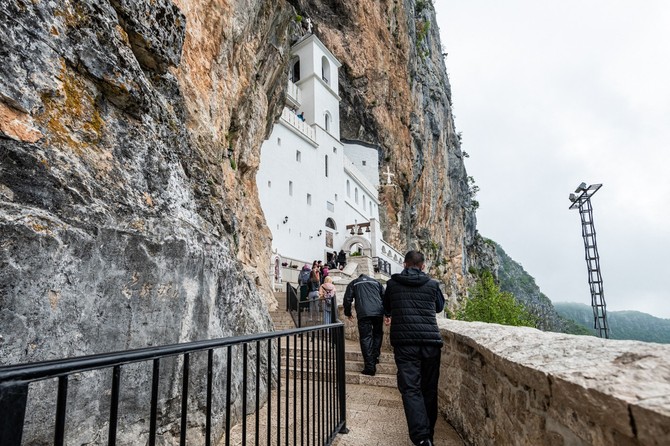 Na poklonjenje moštima Svetog Vasilija Ostroškog odlaze i hrišćani i muslimani