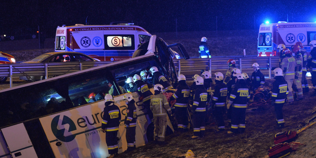 Wypadek autokaru Kaszycach. Jedna osoba nie żyjev