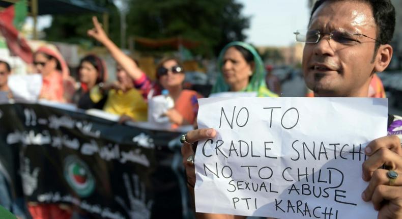 A majority of lawmarkers in Pakistan's parliament have passed a non-binding resolution calling for convicted child killers and rapists to be publically hanged