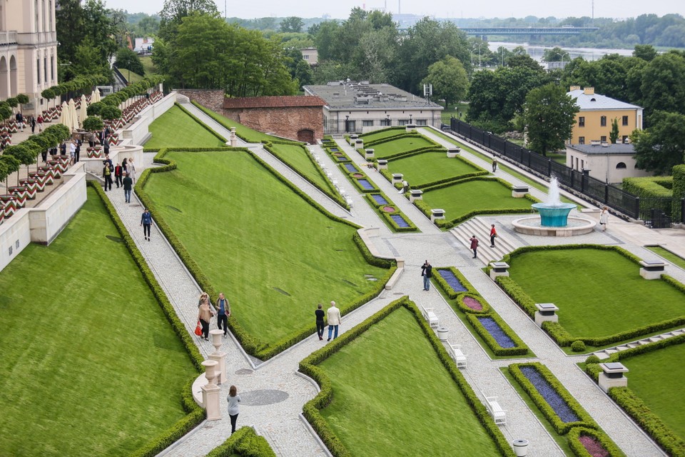 WARSZAWA ODTWORZONY OGRÓD GÓRNY ZAMKU KRÓLEWSKIEGO (ogród na skarpie)