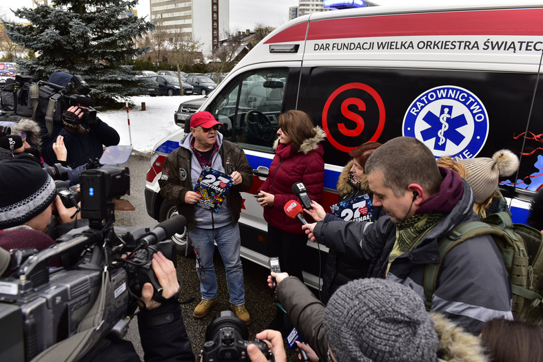 Karetkę szpitalowi w Białymstoku przekazali Lidia i Jurek Owsiakowie