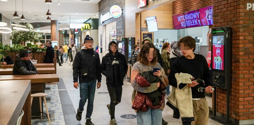 Pandemia przybiera na sile. Codziennie rekordy zakażeń. A w sklepach i komunikacji miejskiej masa ludzi bez maseczek. Tak się „boimy” koronawirusa! 