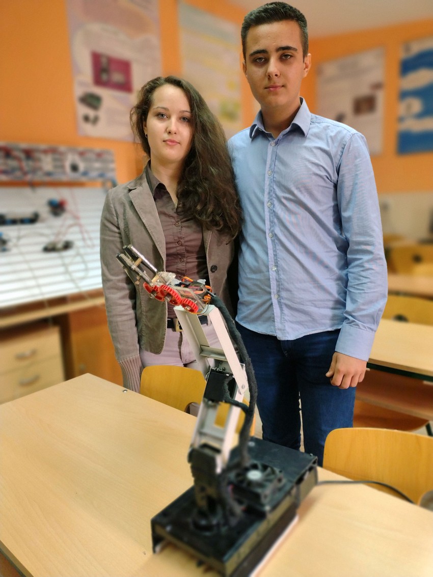 Veljko i Aleksandra Aleksić iz Pukovca kod Niša, učenici ETŠ "Nikola Tesla" koji su napravili robota za dezinfekciju prostorija 