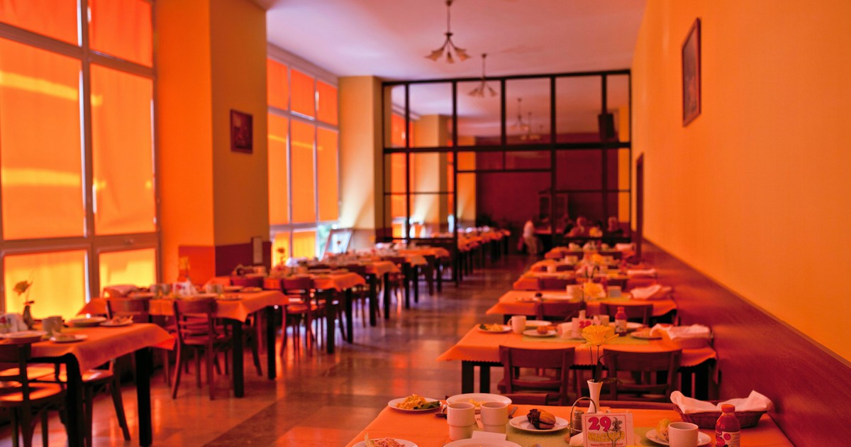 „Kobiety są tutaj śmiałe, niektóre za bardzo”. Życie na turnusie w Ciechocinku zaczyna się po południu