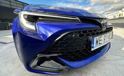 Toyota Corolla rozbiła bank i kusi ceną. Hybryda 1.8 czy 2.0? Oto różnice