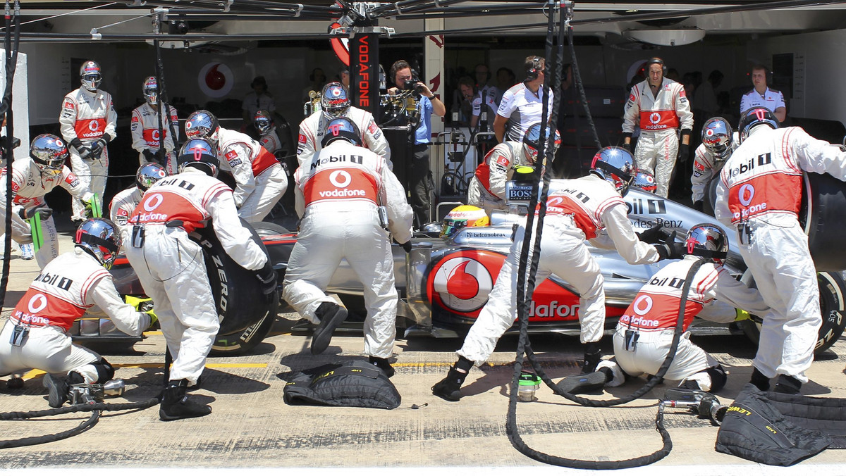 Zespół McLarena, w którym jeżdżą Lewis Hamilton oraz Jenson Button, słynie z dyscypliny. Od początku startów w Formule 1 zaledwie raz znaleźli się poza podium w klasyfikacji konstruktorów. Aby osiągnąć taki wynik muszą przechodzić mordercze treningi.
