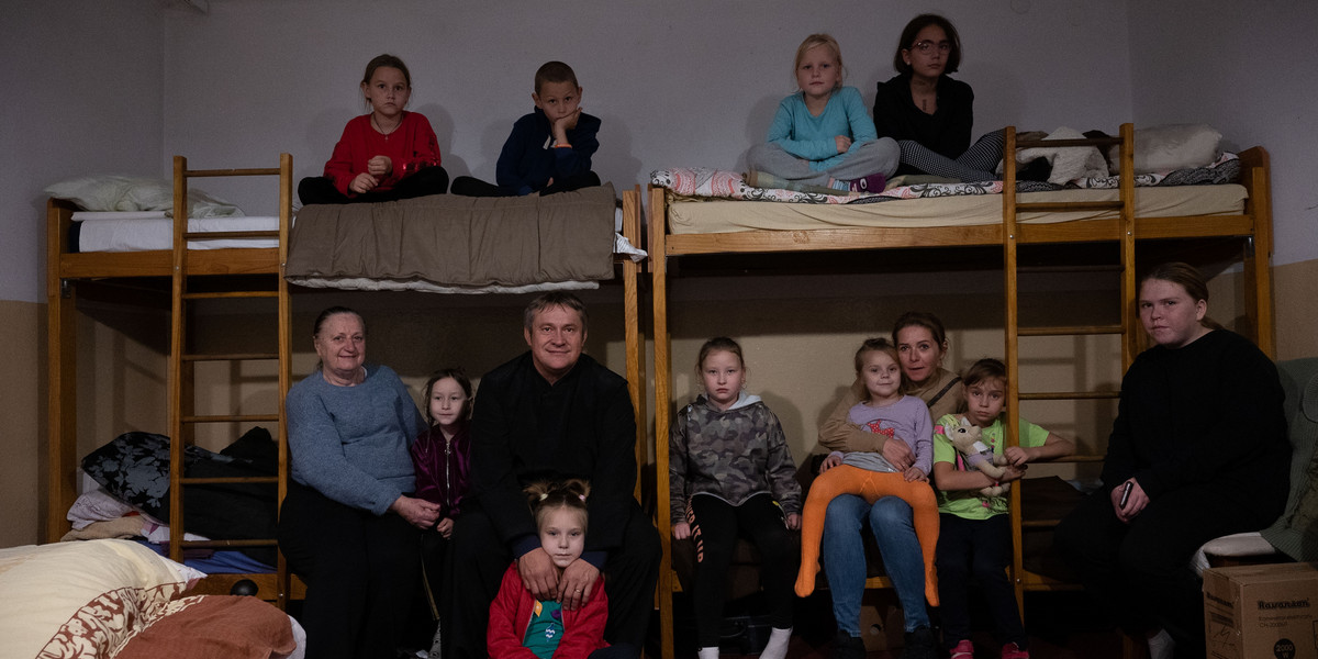 Duchowny i jego żona Karolina zaopiekowali się ukraińskimi rodzinami, które uciekły przed okrutną wojną. Fundacja Faktu przekazała dla nich darowiznę 25 tys. zł. 