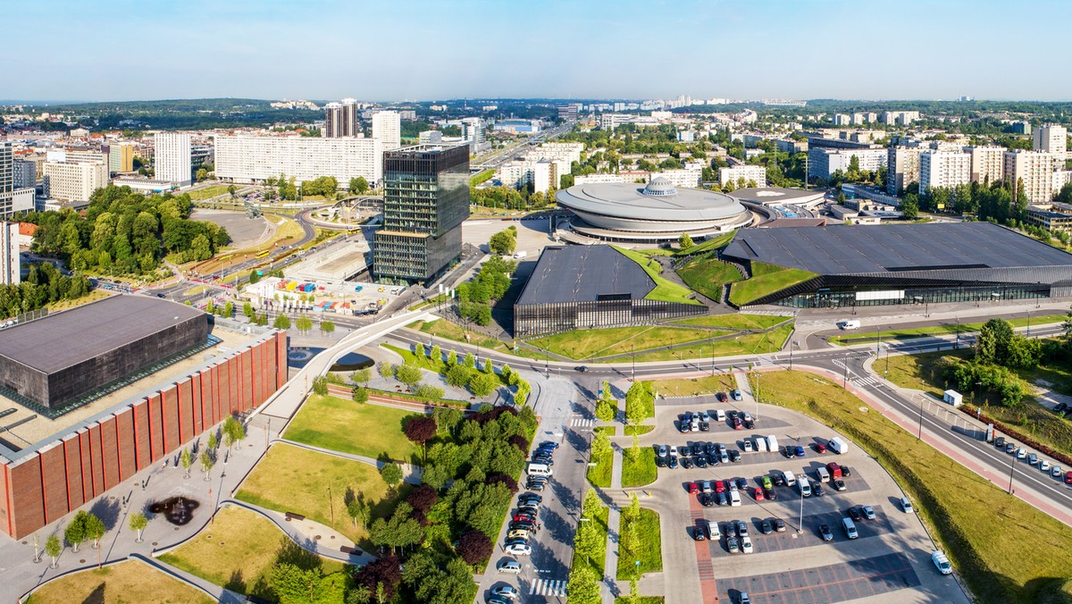 Katowice: rodzice zasadzili aleję drzew na pamiątkę narodzin dzieci