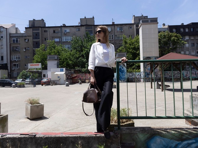 Crne lanene pantalone i bela košulja su savršen letnji autfit