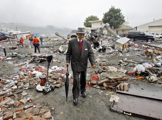 Mężczyzna na gruzach niegdyś głównego placu w mieście Talcahuano w Chile. Zniszczenia to efekt trzęsienia ziemi o sile 8.8 stopnia w skali Richtera, a następnie fali tsunami