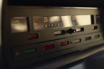 Zapomniany nowy fiat 125p czekał w szopie przez 30 lat. Znalezisko ceną ścina z nóg! MAMY ZDJĘCIA