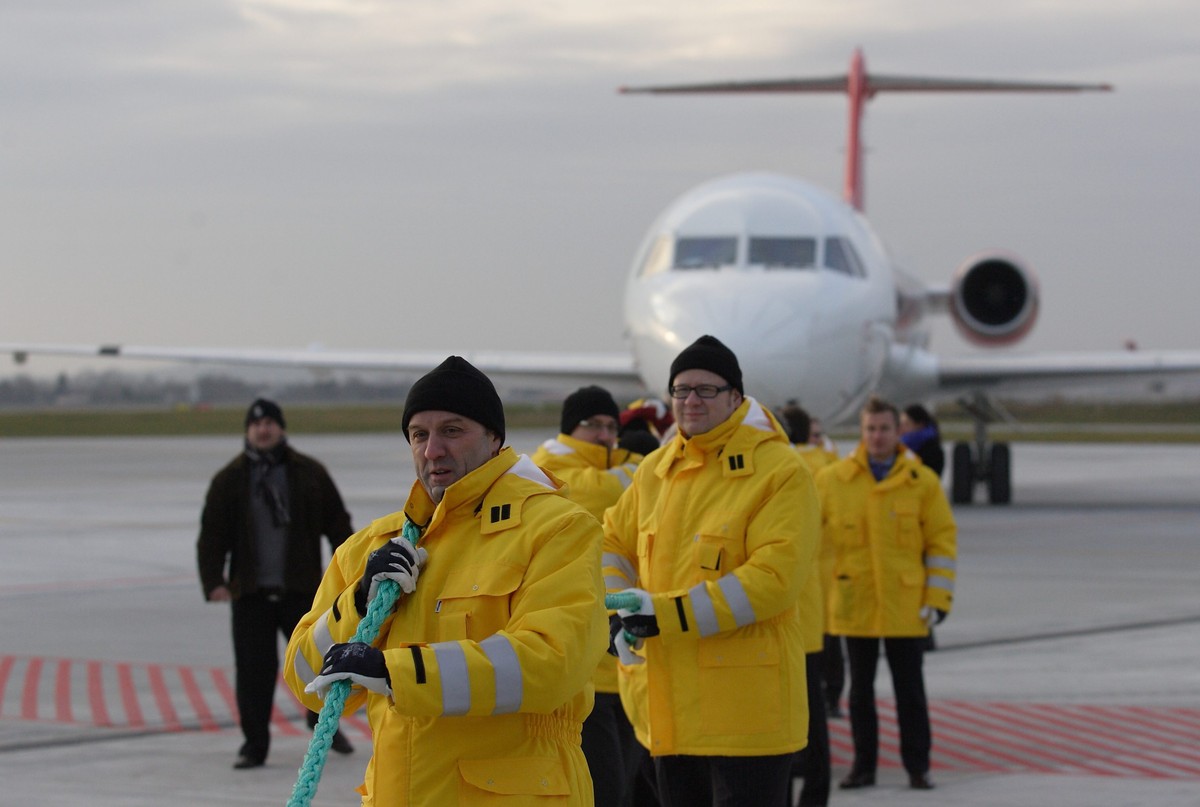 Paweł Adamowicz ciągnie samolot OLT Express