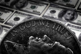 Niskie stopy procentowe miały wystrzelić w górę inflację. Nie wystrzeliły. Dlaczego?