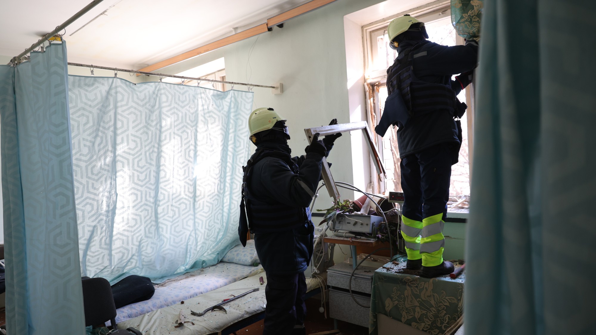 Práca záchranných služieb na mieste ruského leteckého útoku, ktorý zasiahol mestskú pôrodnicu v Záporoží.