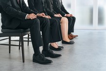 Ile można zarobić świeżo po ukończeniu studiów? Są nowe dane [KWOTY]