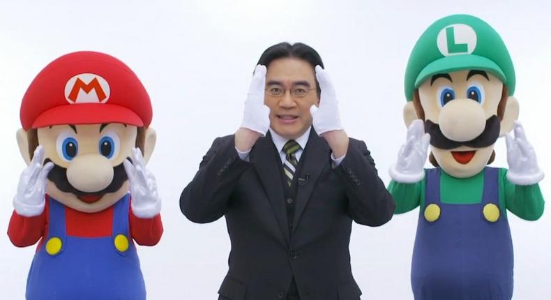 Late Nintendo CEO, Satoru Iwata with the Mario brothers in a commercial.