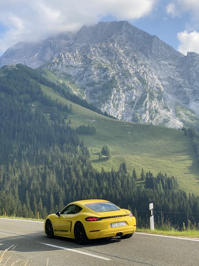 Porsche 718 Cayman T (982c, 2022 r.) – podróż w Alpy