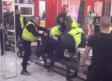 Terzu obezbeđenje iznelo iz Bele kuće