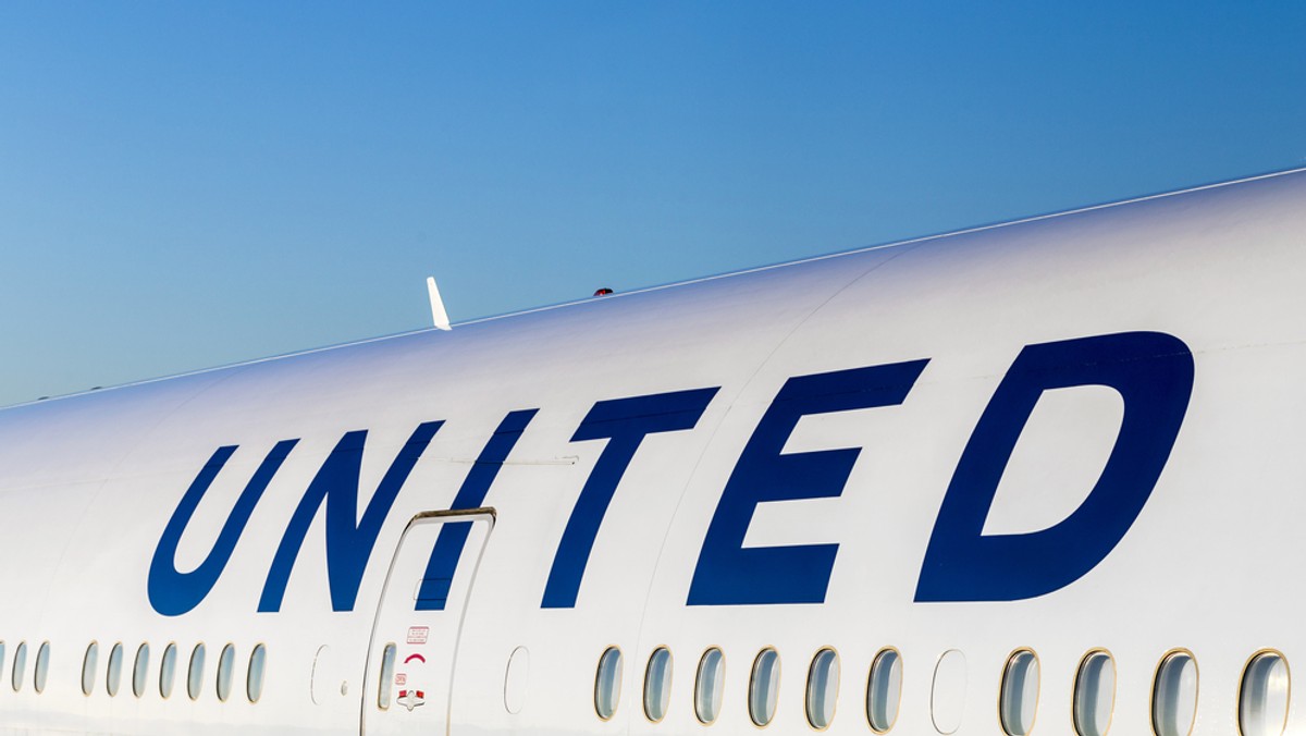 Dużą wpadkę zaliczyły amerykańskie linie lotnicze United Airlines. Samolot lecący z Denver na Hawaje musiał lądować przedwcześnie z powodu przepełnionych toalet. Pasażerowie na podstawienie nowej maszyny czekali aż osiem godzin - informuje Fox News.