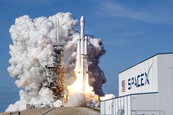 NASA IZDALA HITNO UPOZORENJE! Raketa Ilona Maska mogla bi da udari u mesec, i to VRLO USKORO: Naučnici se pribojavaju i OVE STVARI