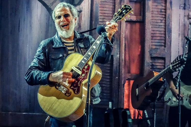 Brytyjczyk Cat Stevens malował nie tylko przez całą swoją karierę, lecz także z pędzlem stał wcześniej niż z gitarą. Ostatecznie jednak w dużej mierze pochłonęła go muzyka