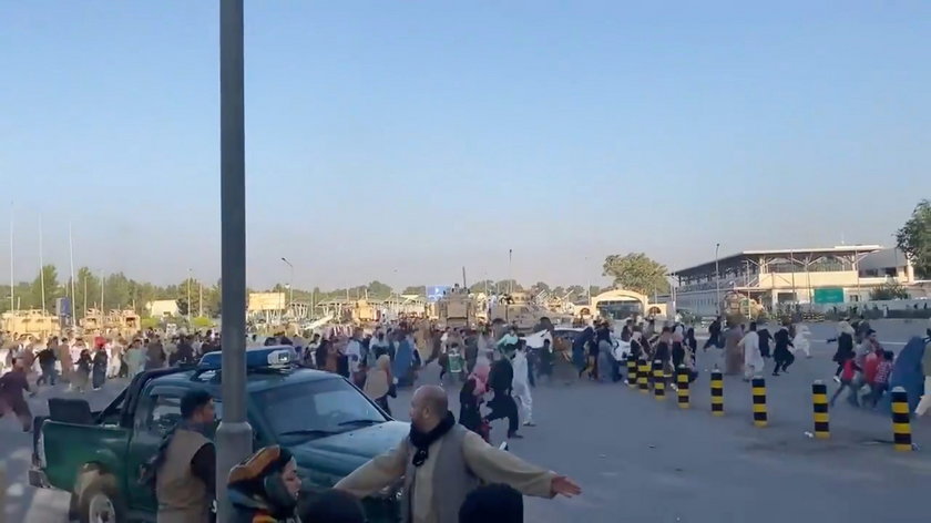 Kabul. Chaos na lotnisku. W tle słychać strzały i krzyk ludzi