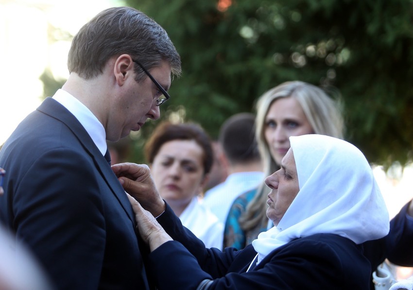 Aleksandra Vučića su lane u Srebrenici pozdravile i majke žrtava