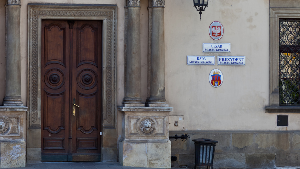 Prokuratura Okręgowa w Krakowie postawiła zarzuty trzem zatrzymanym urzędniczkom krakowskiego magistratu. Chodzi o przekroczenie uprawnień i przyjmowanie korzyści majątkowych. Podejrzanym kobietom grozi do 10 lat pozbawienia wolności. Prokuratura wystąpiła też do sądu o tymczasowy areszt dla dwóch z nich. Sąd w tej sprawie decyzję ma podjąć jutro.