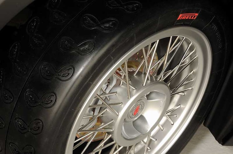 Największym smaczkiem są opony Pirelli, które zamiast zwyczajnego śladu bieżnika zostawiają odcisk małych masek komiksowego herosa