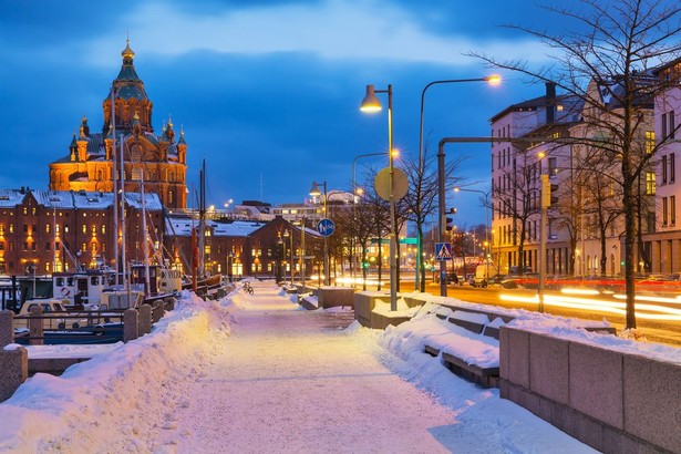 Finlandia słynie z jednego z najlepszych systemów edukacji na świecie. Kraj ten od lat zajmuje czołowe miejsca w światowych rankingach, np. w zestawieniu PISA. Helsinki rozpoczęły reformy systemu edukacji w latach 70. XX wieku. Postawiono na kilka kluczowych zasad. Koszty związane z edukacją są finansowane przez państwo, a dzieci w Finlandii rozpoczynają naukę w wieku 7 lat i aż do ukończenia 16 roku życia nie są poddawane testom oraz nie zadaje się im prac domowych. W założeniu podejście takie miało doprowadzić do tego, aby dziecko znalazło swoją pasję i było gotowe do późniejszej nauki. Nauczyciele w Finlandii cieszą się dużym prestiżem społecznym, zaś pedagogika jest jednym z najbardziej obleganych kierunków studiów – bardziej niż prawo i medycyna. Czytaj więcej o najlepszym systemie edukacji na świecie Na zdj. stare miasto w Helsinkach.